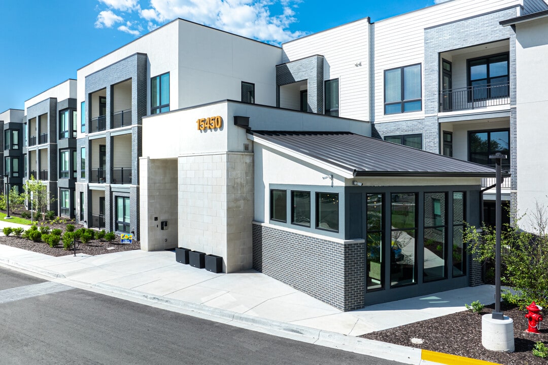 The Brentwood in Olathe, KS - Building Photo