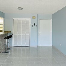 402 NW 87th Ave in Miami, FL - Building Photo - Building Photo