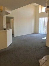 680 Camino De La Reina in San Diego, CA - Foto de edificio - Building Photo