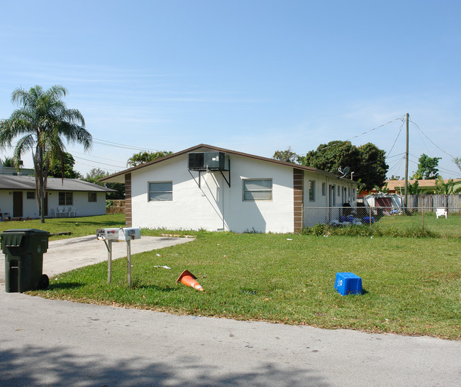 5221-5241 SW 40th Ter in Fort Lauderdale, FL - Foto de edificio - Building Photo