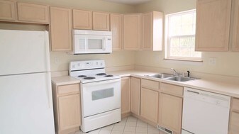 Edgewood Manor in Hunker, PA - Building Photo