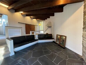 860 Oakwood Rd in Orange, CT - Building Photo - Building Photo