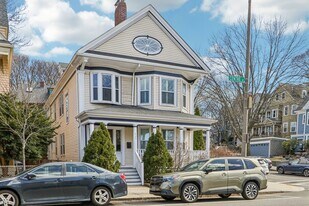 424 Centre St, Unit 2 in Boston, MA - Building Photo