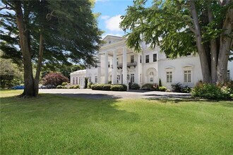 553 Bellevue Ave in Newport, RI - Building Photo - Building Photo