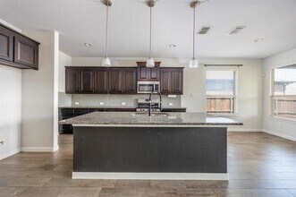 2405 Pumpjack Dr in Fort Worth, TX - Foto de edificio - Building Photo