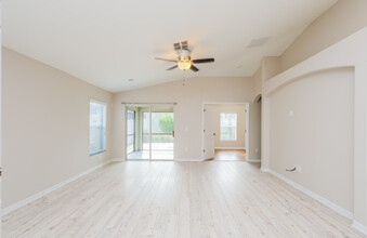 6008 Osprey Lake Cir in Riverview, FL - Foto de edificio - Building Photo