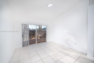 5000 NW 116th Ct in Doral, FL - Foto de edificio - Building Photo