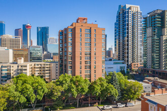 Alex Walker Tower in Calgary, AB - Building Photo - Building Photo