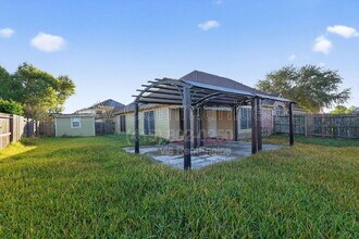 5603 Caraway Lake Dr in Baytown, TX - Building Photo - Building Photo