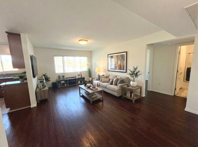 Fulton Apartments in Van Nuys, CA - Foto de edificio - Building Photo