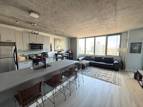 659 W Randolph St, Unit 1706 in Chicago, IL - Foto de edificio - Building Photo