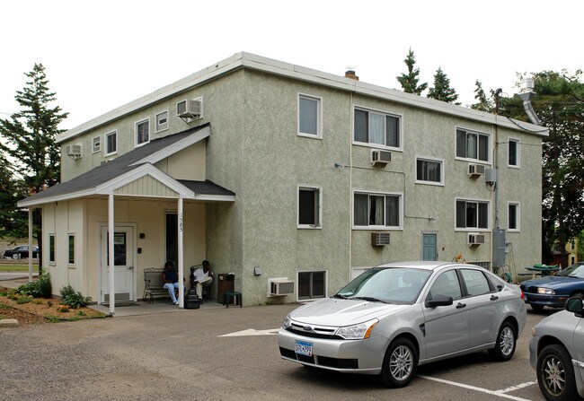 1585 Rice St in St. Paul, MN - Foto de edificio - Building Photo