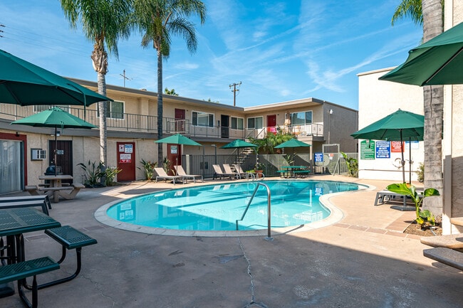 Mission Village in Ontario, CA - Foto de edificio - Building Photo