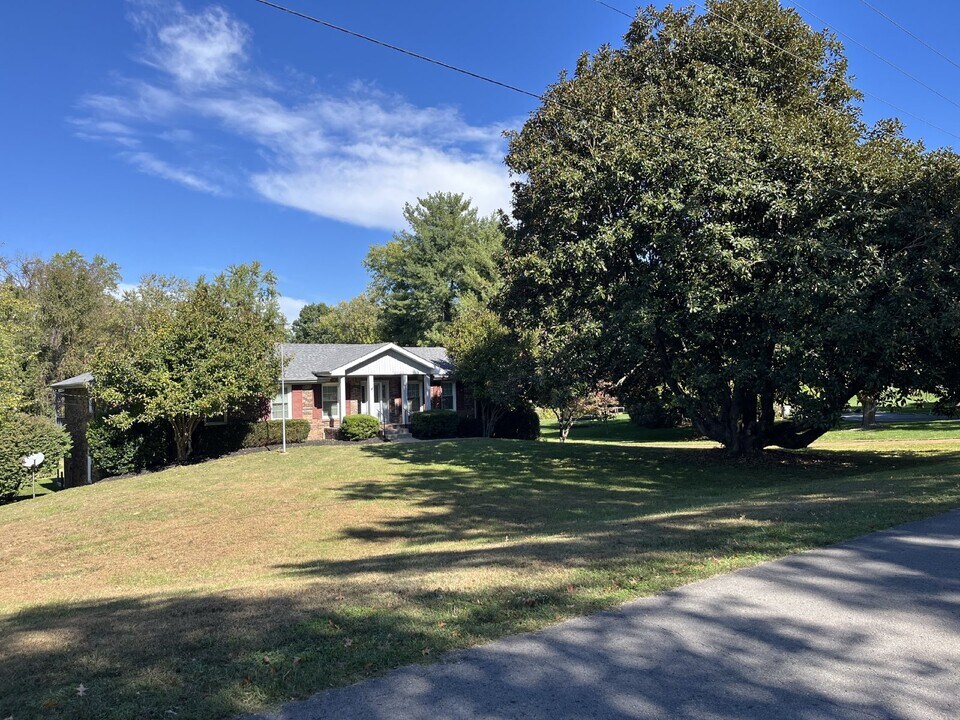 9010 Hedgewood Dr in Brentwood, TN - Foto de edificio