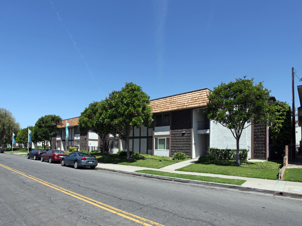 Woodland Apartments in Ventura, CA - Building Photo