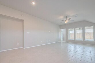 31961 Retama Rnch Dr in Conroe, TX - Building Photo - Building Photo