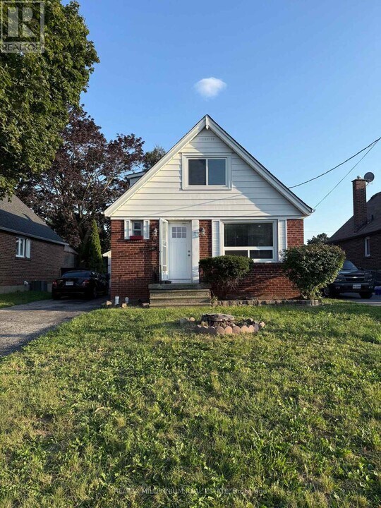 19 Westchester Rd in Toronto, ON - Building Photo