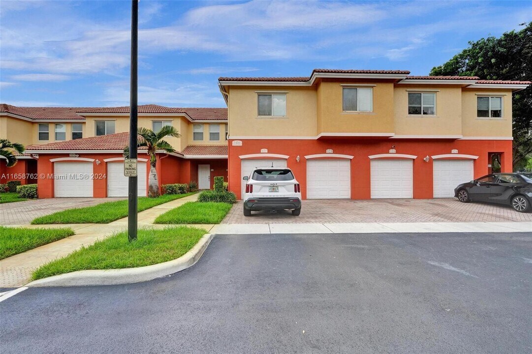 7400 Palomino Dr in Hollywood, FL - Building Photo