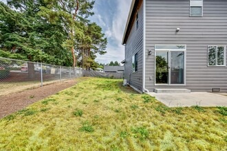 2749 Callahan Dr in Bremerton, WA - Building Photo - Building Photo
