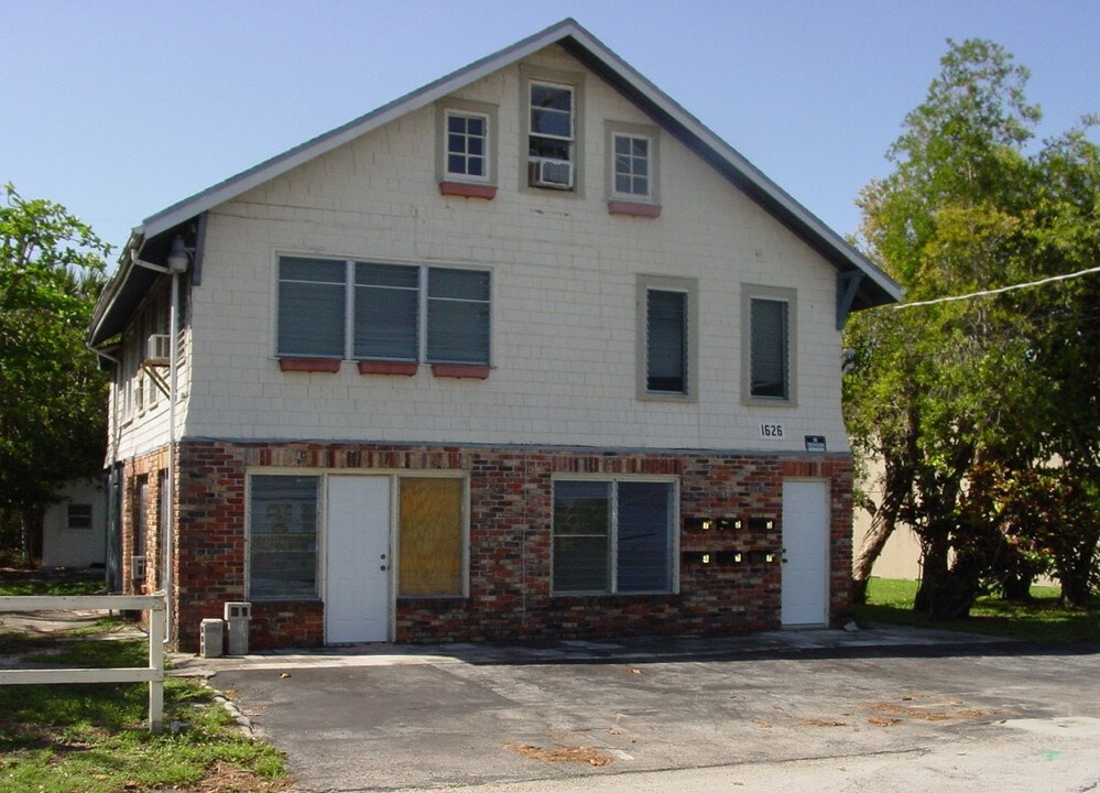 1626 Okeechobee Rd in West Palm Beach, FL - Foto de edificio