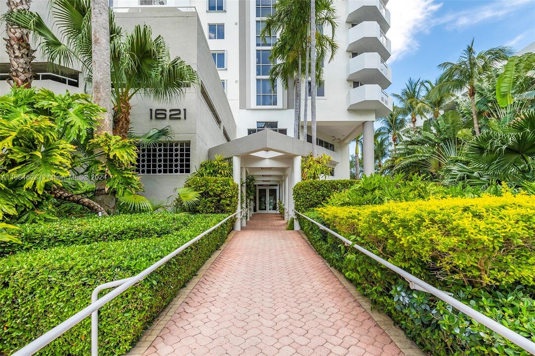 1621 Bay Rd in Miami Beach, FL - Building Photo