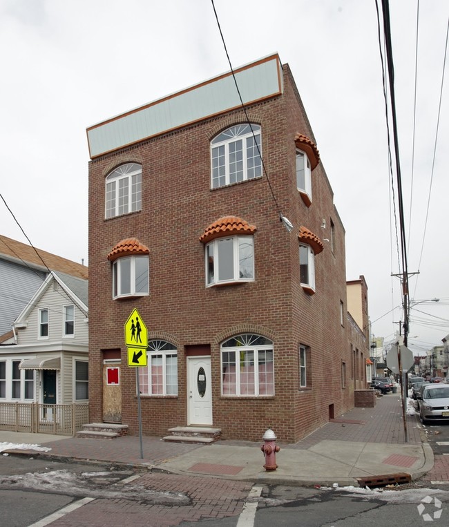 66 Hutton St in Jersey City, NJ - Building Photo - Building Photo