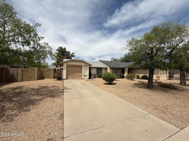 property at 3124 W Mohawk Ln