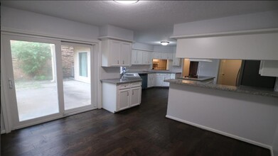 9939 Kemp Forest Dr in Houston, TX - Foto de edificio - Building Photo
