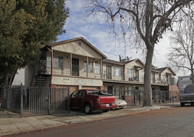 Ashbrook Court Apartments in Oakland, CA - Building Photo - Building Photo