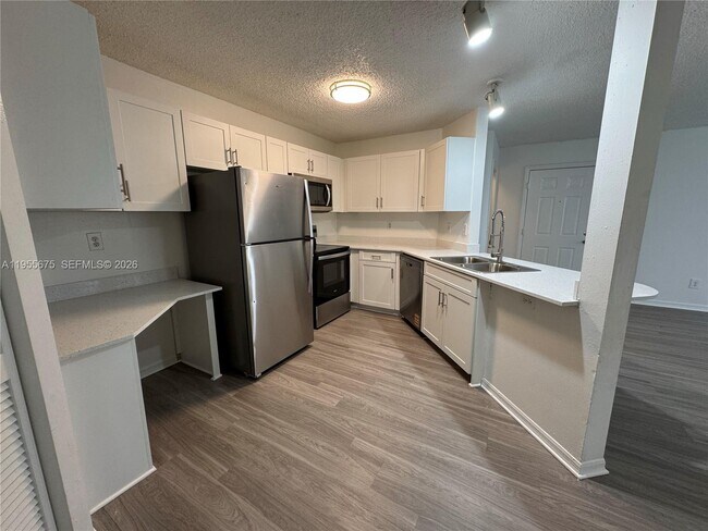 4015 W McNab Rd in Pompano Beach, FL - Building Photo - Building Photo