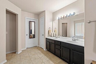525 Golden Creek Dr in Round Rock, TX - Foto de edificio - Building Photo