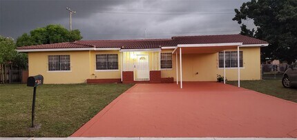 930 NE 160th St in North Miami Beach, FL - Building Photo - Building Photo