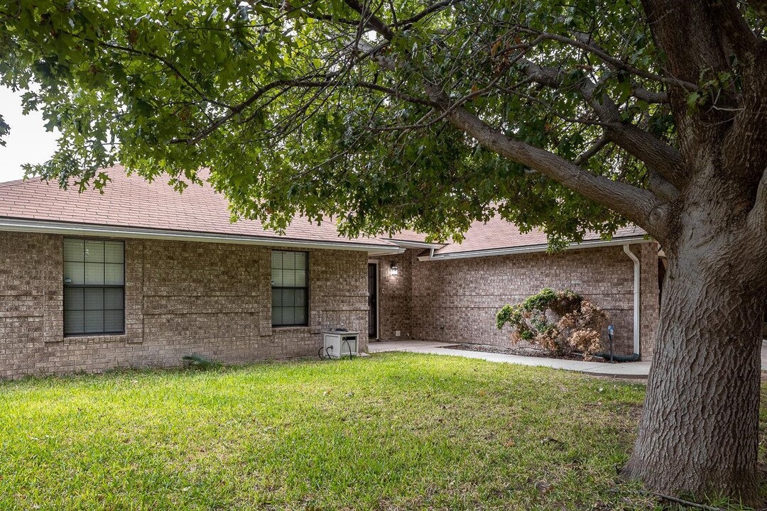 702 W 11th St in Del Rio, TX - Building Photo