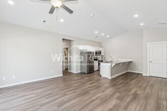 5146 Honeylocust St in Bel Aire, KS - Foto de edificio - Building Photo