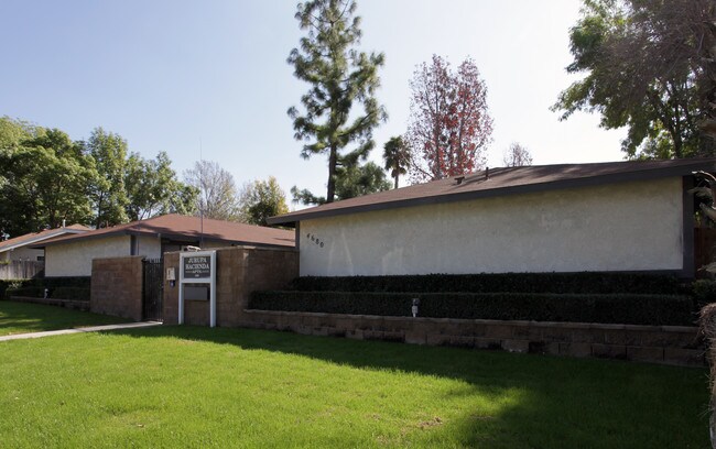Jurupa Hacienda Apartments in Riverside, CA - Foto de edificio - Building Photo
