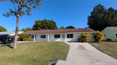 3743 SE Dixie Ross St in Stuart, FL - Building Photo - Building Photo