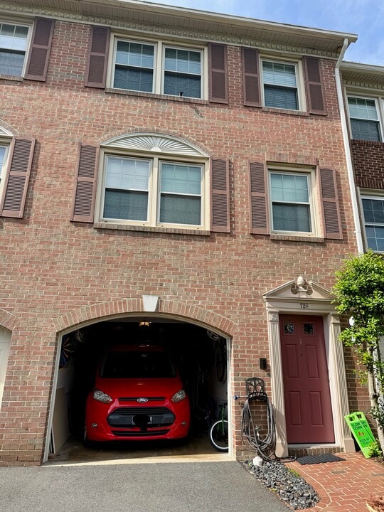 728 W Glebe Rd in Alexandria, VA - Building Photo