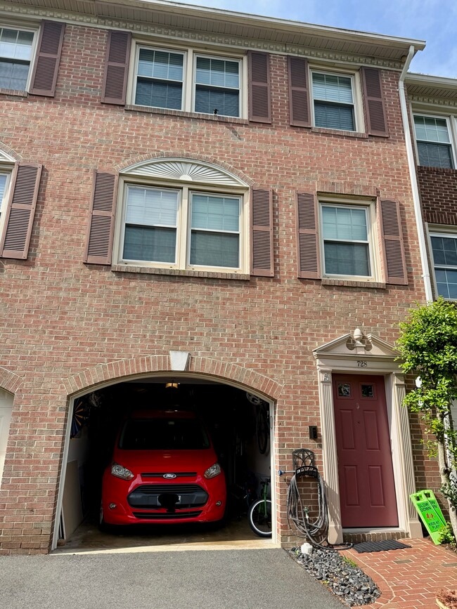 property at 728 W Glebe Rd