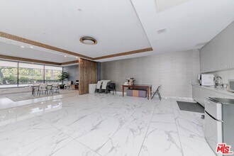 4460 Wilshire Blvd in Los Angeles, CA - Foto de edificio - Building Photo