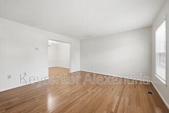 8239 Dr Craik Ct in Alexandria, VA - Building Photo - Building Photo