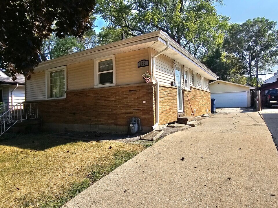 623 Yeoman St in Waukegan, IL - Building Photo