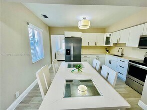 1002 S 27th Ave in Hollywood, FL - Building Photo - Building Photo