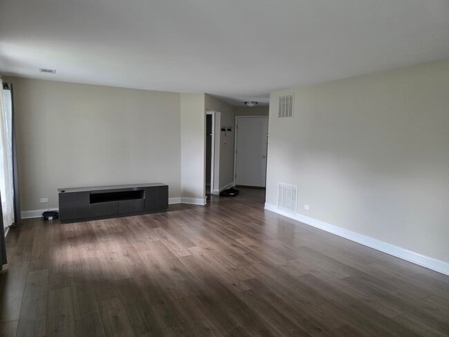 1545 Thornfield Ln in Roselle, IL - Building Photo - Building Photo