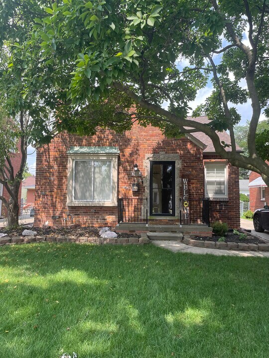 1960 Country Club Dr in Grosse Pointe Woods, MI - Building Photo