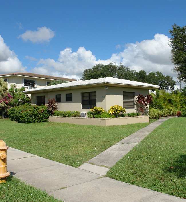 715 NE 92nd St in Miami, FL - Foto de edificio - Building Photo