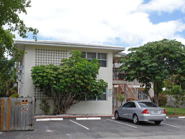 2421 NE 12th St in Fort Lauderdale, FL - Building Photo - Building Photo