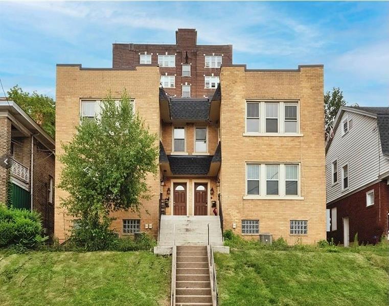 105 Shady Dr W in Pittsburgh, PA - Building Photo