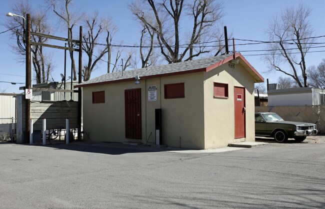 Iron Horse Mobile Home Park in Victorville, CA - Foto de edificio - Building Photo