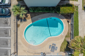 Laurel Apartments in San Antonio, TX - Foto de edificio - Building Photo