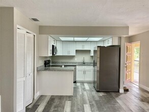 5008 Manatee Ave W in Bradenton, FL - Foto de edificio - Building Photo